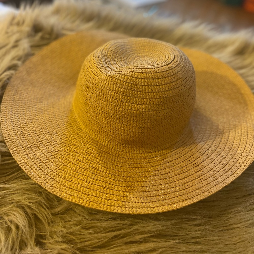Like new straw hat